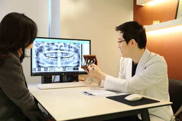 임플란트 치과치료, 주위염 방지하기 위한 환자의 예방 노력 필요해