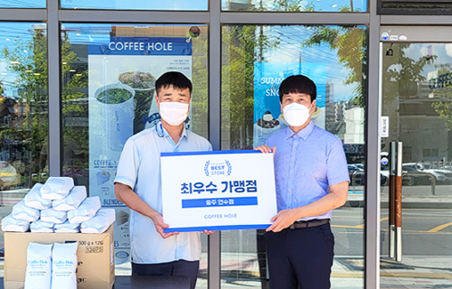 [인터뷰] 커피홀 충주연수점 가맹점주 “차별화된 베이커리, 디저트가 마음에 들어”