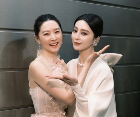 이영애·판빙빙, 얼굴에 꽃받침 투샷 눈길