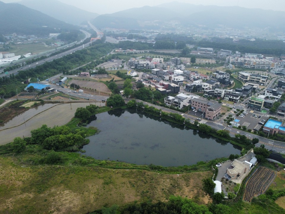 비 오는 아담한 크기의 이천 고척저수지