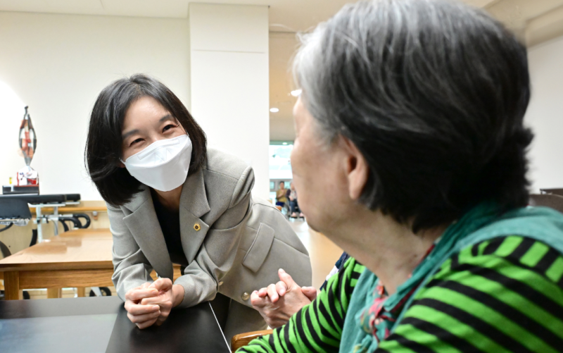 [포토] 최호정 의장, 추석 앞두고 코로나19 취약한 노인요양시설 방문