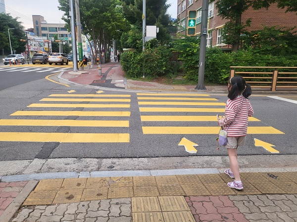 이제 노란색 횡단보도가 보이면 스쿨존입니다