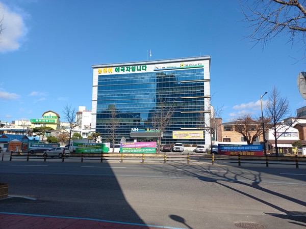 시민들 따가운 눈총 불구 전주농협 본점 앞 비리·문제점 고발 현수막 늘 즐비...왜?