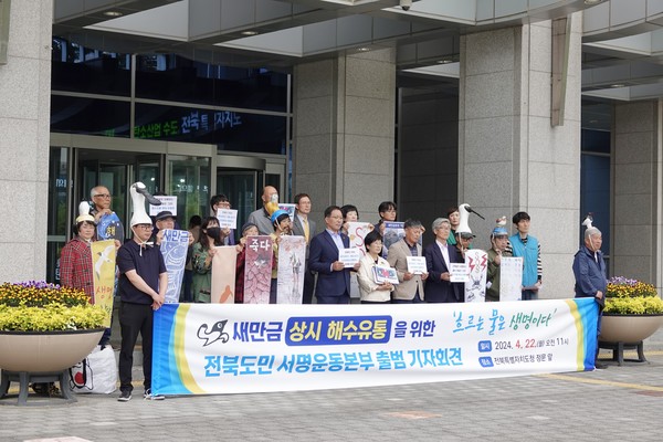 썪어가는 새만금호, 상시 해수유통이 답이다...담수화 계획 실패, 흐르는 물이 생명