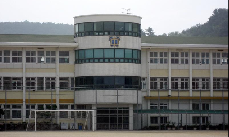 해방된 조국의 열악한 교육 위해 학교 세우다