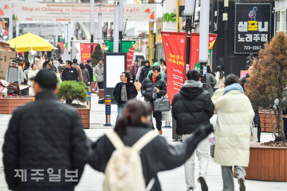 크리스마스 앞두고 북적이는 칠성로