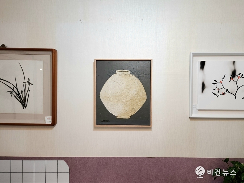 [V아트] 미술관이야 중국집이야?…제주 김주학짬뽕, 김춘재 달항아리 그림 전시