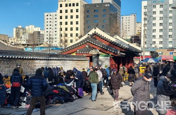 시장판속에 둘러쌓여 홀대받는 대한민국 보물 문화재 동묘