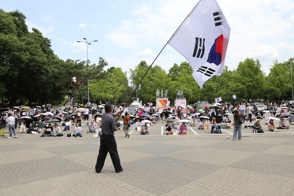 [현장 르포] "나는 왜 태극기를 둘러맸나"…잠실 개표소 앞 닷새째 이어지는 분노와 함성