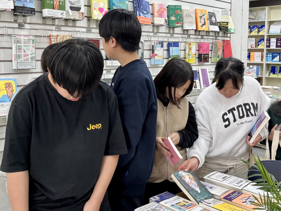 가천초, 독서·토론동아리 성주군 지역서점 체험