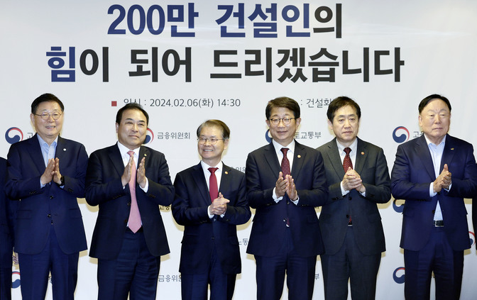 “물심양면으로 아낌없이 지원”… 건설업계에 손 내민 정부