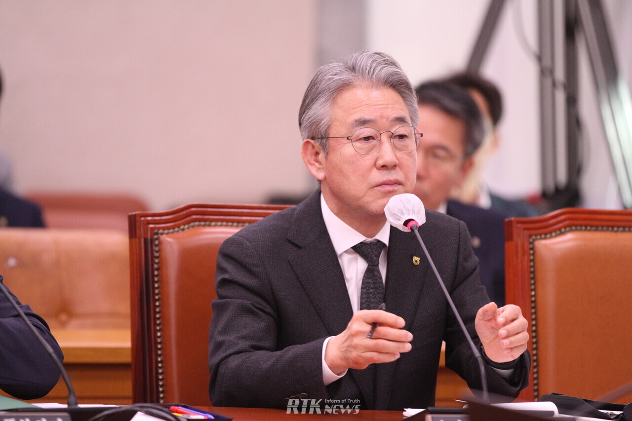 [포토] 답변하는 강호동 농업협동조합중앙회 회장