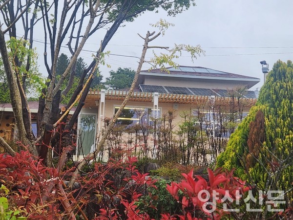 [포토] 평산책방 현판식 참석하는 문 전 대통령 내외