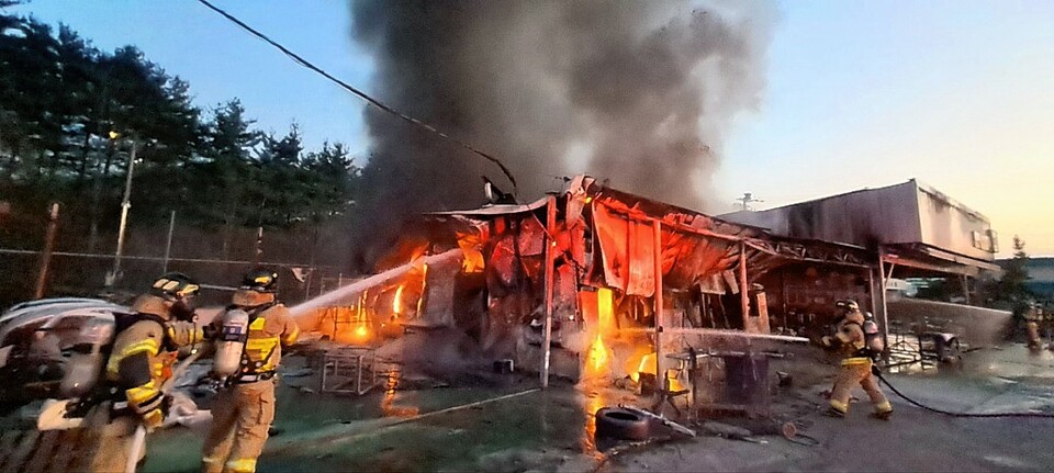 남구 자동차정비공장 화재로 전소