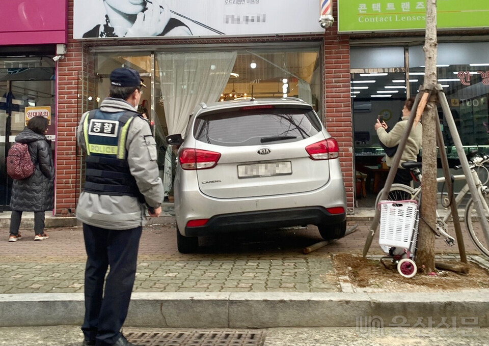 울산 남구 신정동서 SUV가 미용실로 돌진