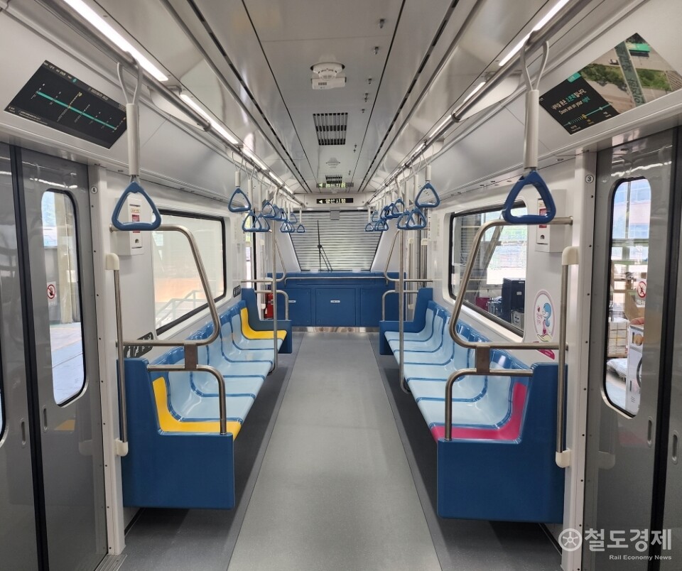 우진산전 오창공장서 양산선 K-AGT 목업 품평회