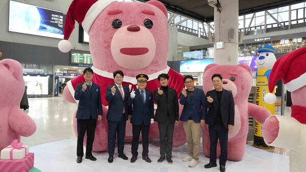 산타 벨리곰 등장…코레일유통, 부산역에 벨리곰 팝업스토어 운영