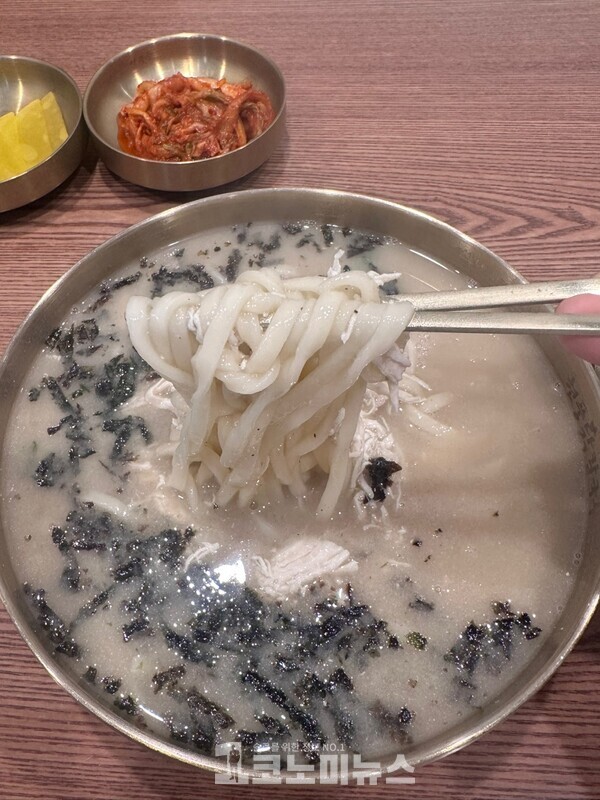 [안 기자의 1人1食] 고소·담백 녹여낸 현풍닭칼국수 광화문점