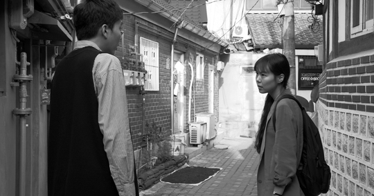 ‘풀잎들’ 김민희, 흑백 뚫고나온 존재감