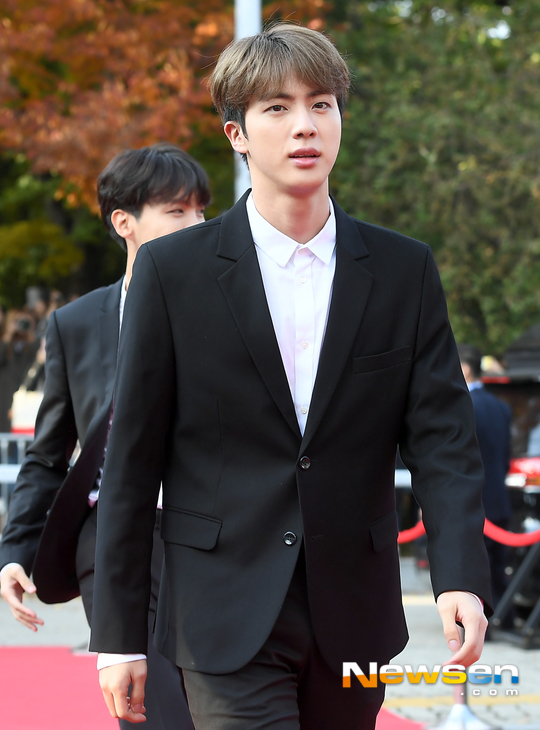 방탄소년단 진 ‘월드투어 마치고 금의환향 레드카펫’[포토엔HD] 