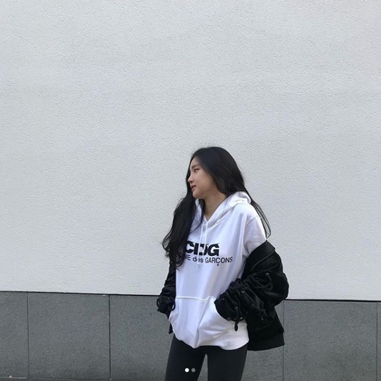 손나은, 레깅스 여신다운 8등신 핏 ‘젓가락보다 가는 다리’[SNS★컷]