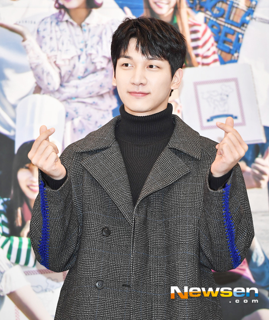  빅스 혁  ‘하트 인사도 사랑스럽게’[포토엔HD]
