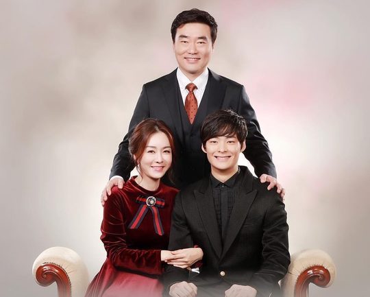‘SKY 캐슬’ 개성 가득 가족사진, 김서형·김보라만 없네