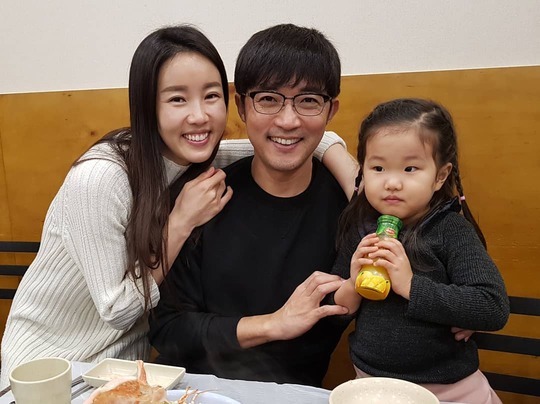 안재욱♥최현주, 붕어빵 딸과 단란한 한때 ‘예쁜 가족’[SNS★컷]