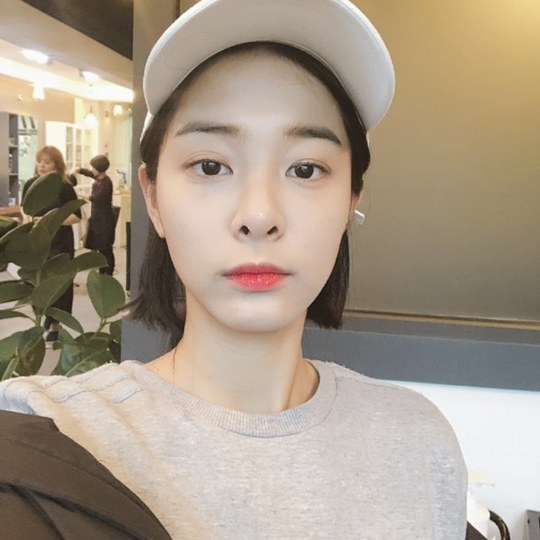 설인아, 친오빠 맨투맨 빌려입고 셀카 ‘민낯도 러블리’[SNS★컷]