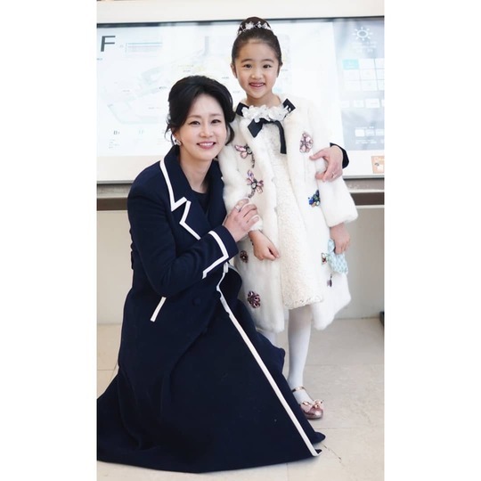 ‘황후의 품격’ 신은경, 아리공주 오아린 옆 엄마 미소[SNS★컷]