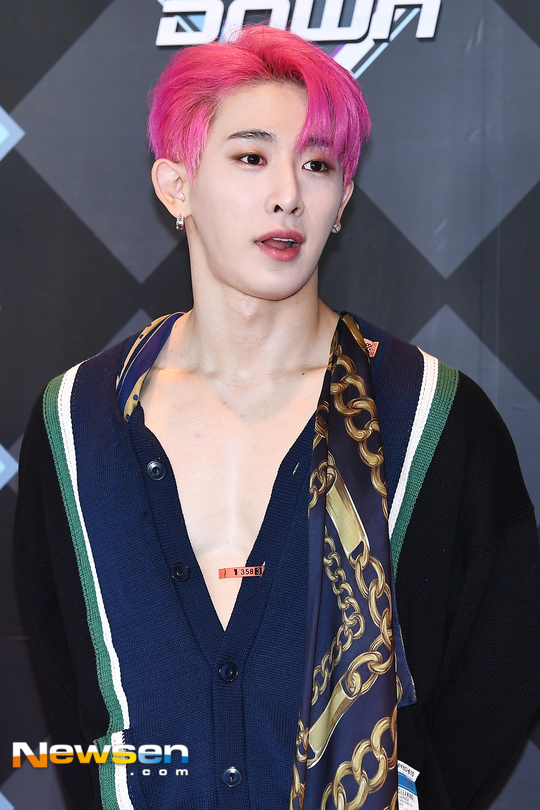 몬스타엑스 원호 ‘치명적인 가슴골’[포토엔HD]