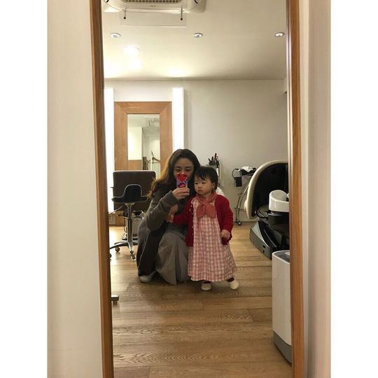 정다은, 붕어빵 딸과 첫 미용실 방문 ‘사랑스러워’[SNS★컷]
