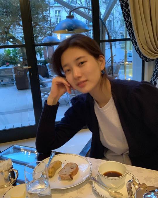 수지, 파리 근황…메이크업 필요없는 예쁨[SNS★컷]