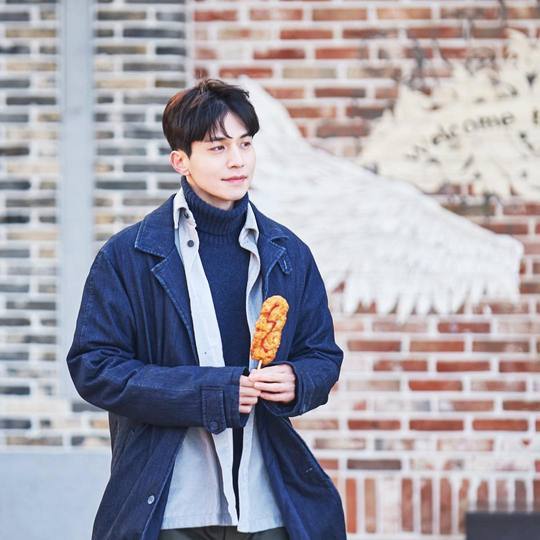이동욱 ‘진심이닿다’ 본방사수 부른 비주얼, 핫바 든 모습도 화보[SNS★컷]