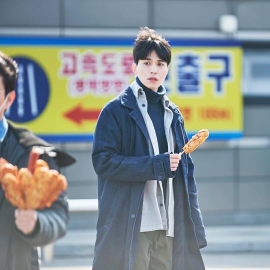 이동욱 ‘진심이닿다’ 본방사수 부른 비주얼, 핫바 든 모습도 화보[SNS★컷]