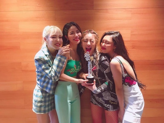 마마무 ‘음중’ 1위 트로피 인증샷 “무무들아 고맙다”[SNS★컷]