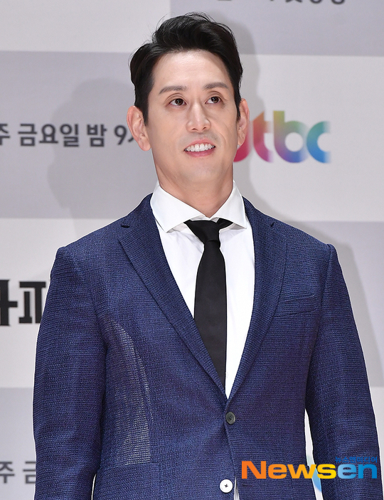 조 한, 긴장 속 미소 [포토엔HD]