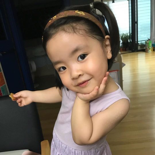 이윤지, 자신과 똑닮은 딸 라니 근황 “부쩍 고집 세졌어요”[SNS★컷]
