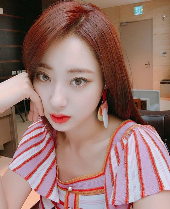 경리, 찰떡처럼 잘 어울리는 붉은빛 헤어 ‘미소에 심쿵’[SNS★컷]