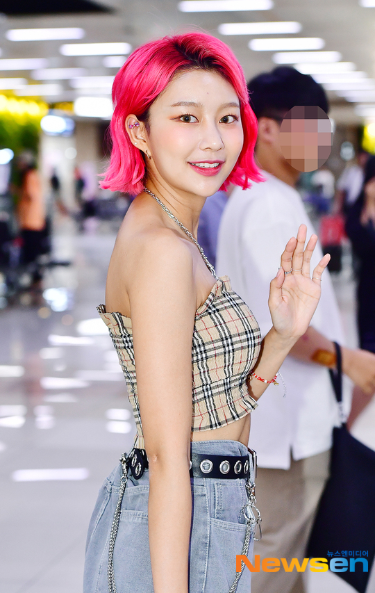 모모랜드 혜빈, 시선 사로잡는 강렬한 헤어컬러 ‘공항패션’[포토엔HD]