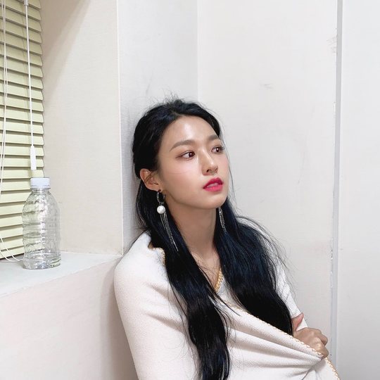 설현, 멍한 표정도 우아한 여신 ‘비주얼 끝판왕답네’[SNS★컷]