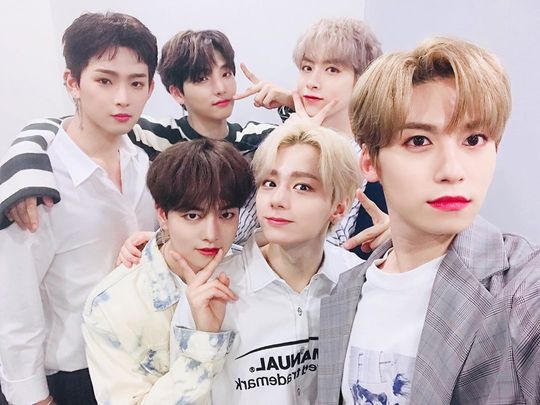 원어스, ‘눈빛이 훈훈해’ 훈남돌의 정석  [SNS★컷]
