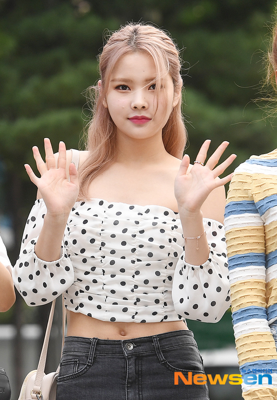 위키미키 리나, 돋보이는 오프숄더 패션 [포토엔HD]