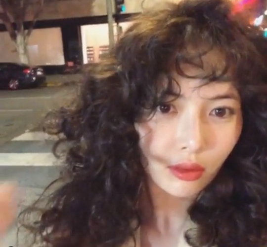 현아, 폭탄 맞은듯한 파마머리해도 예뻐 ‘미모가 다 했네’[SNS★컷]