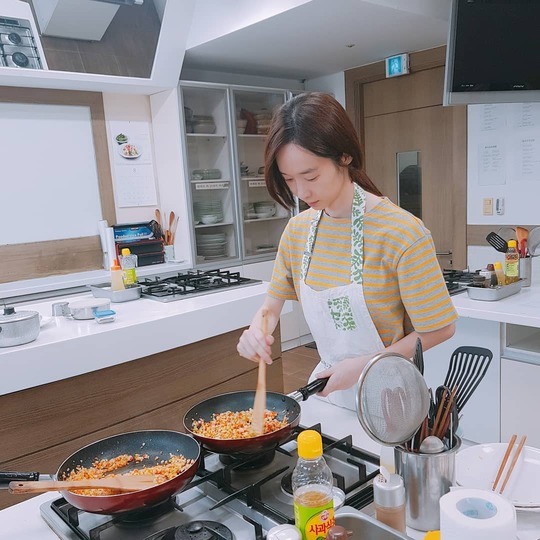 한수연, 단아하게 요리중 “소박한 밥상”[SNS★컷]