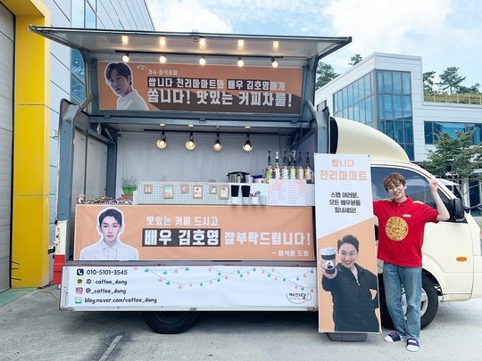 김호영, 이석훈 보낸 커피차 인증샷 “예고도 없이..사랑해”[SNS★컷]