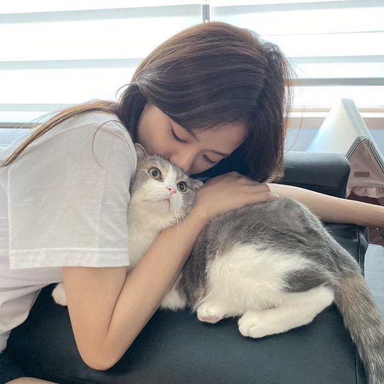 지수, 반려묘 포옹 ‘하루만 지수네 집 고양이 되고 싶다’ [SNS★컷]