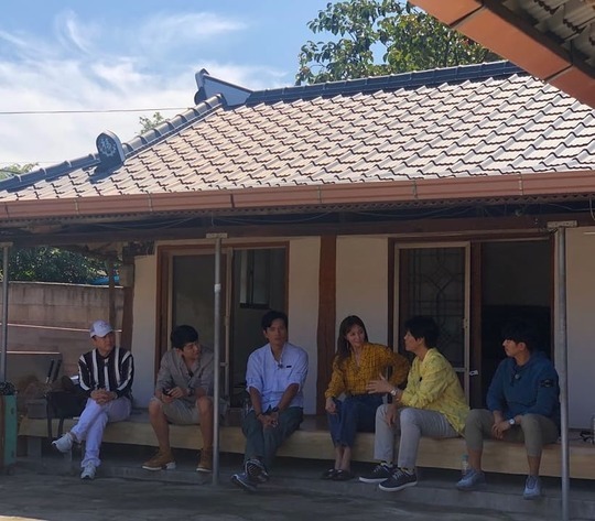 ‘불타는청춘’ 새 친구 안혜경, 멤버들과 마당서 심야 영화 감상[SNS★컷]