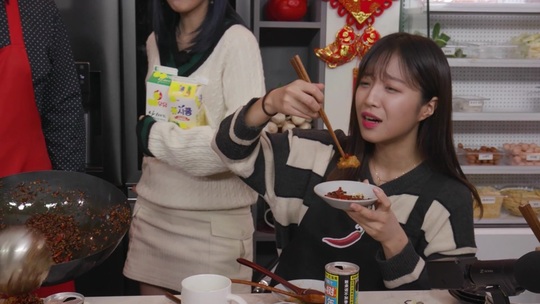‘마리텔V2’ 막내딸 안유진X쯔양, 초강력 마라 맛에 혼비백산[오늘TV]