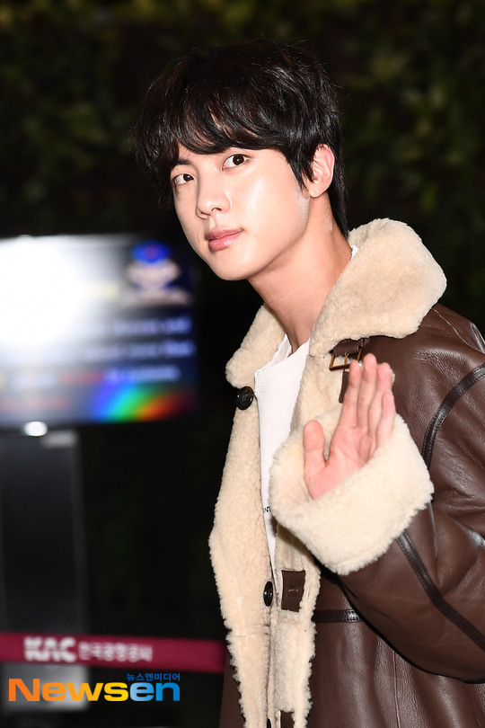 방탄소년단 진 ‘새침한 손인사’[포토엔HD]